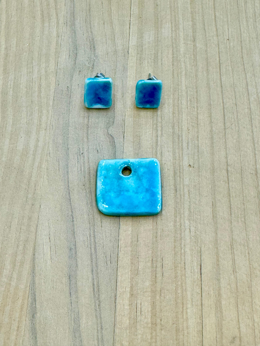 Set de pendientes y colgante, color turquesa